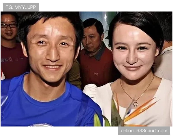 邹市明在家练拳把地板砸出坑,老婆冉莹颖边骂边给他炖汤 邹市明在家练拳把地板砸出坑,老婆冉莹颖边骂边给他炖汤